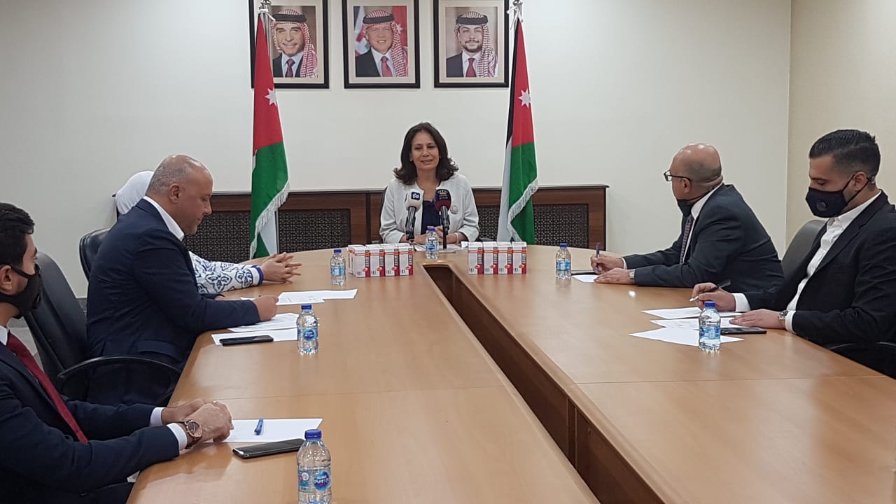 وزارة الطاقة تطلق حملة توزيع 20 ألف وحدة انارة (ليد) في مناطق الفقر