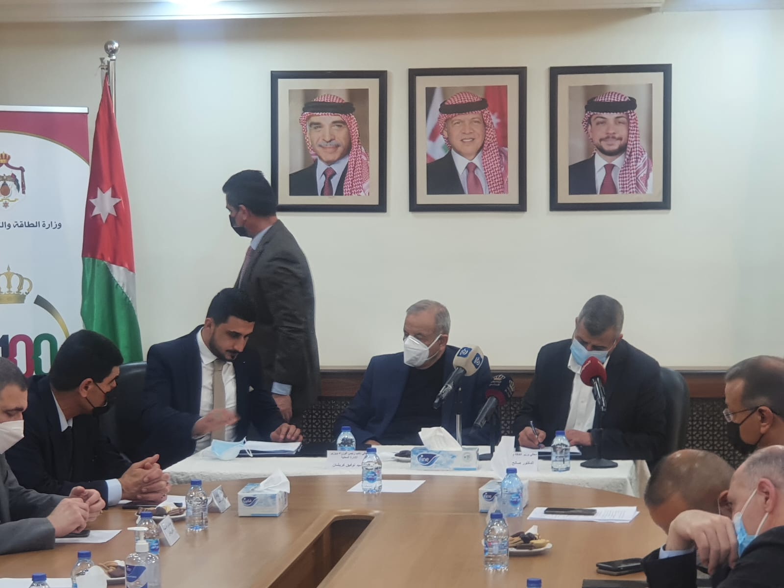 وزارة الطاقة توقع اتفاقيات استبدال 410 الاف وحدة انارة في البلديات باخرى موفرة للطاقة