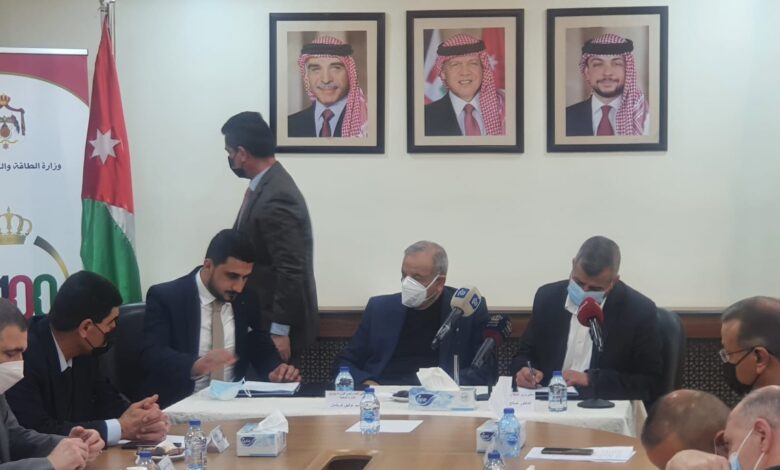 وزارة الطاقة توقع اتفاقيات استبدال 410 الاف وحدة انارة في البلديات باخرى موفرة للطاقة