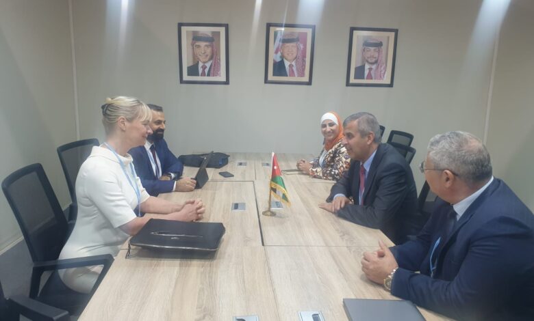 الخرابشة و ويلكينسون يؤكدان أهمية العمل المشترك في مجال التحول الطاقي شرم الشيخمصر ١٦ تشرين الثاني