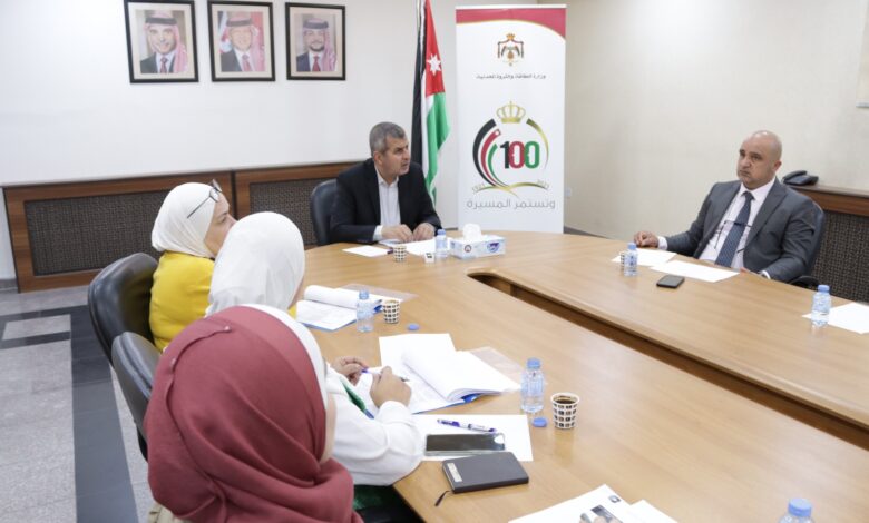 الخرابشة يتابع تقدم سير عمل الاجراءات المنجزة في مشاريع ومبادرات قطاعي الطاقة والتعدين في رؤية التحديث الاقتصادي