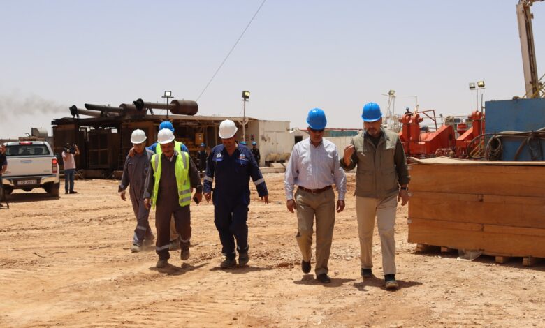 الخرابشة يتفقد محطة الغاز المضغوط في الريشة ومشروع الربط الكهربائي مع العراق