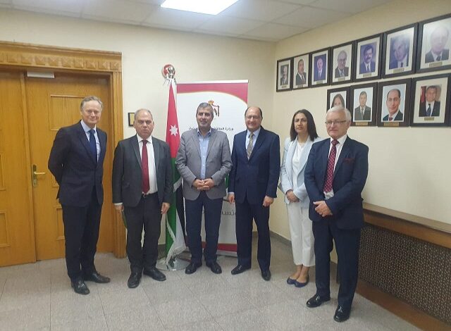 الخرابشة يدعو لربط كهربائي يزود أوروبا بالطاقة الخضراء من الشرق الأوسط وشمال افريقيا
