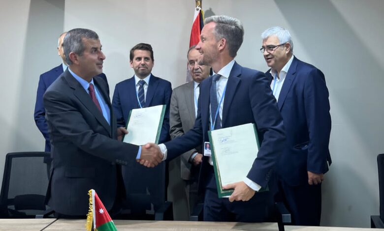 الخرابشة يوقع مع ميرسك العالمية مذكرة تفاهم للتعاون في مجال انتاج الميثانول الأخضر