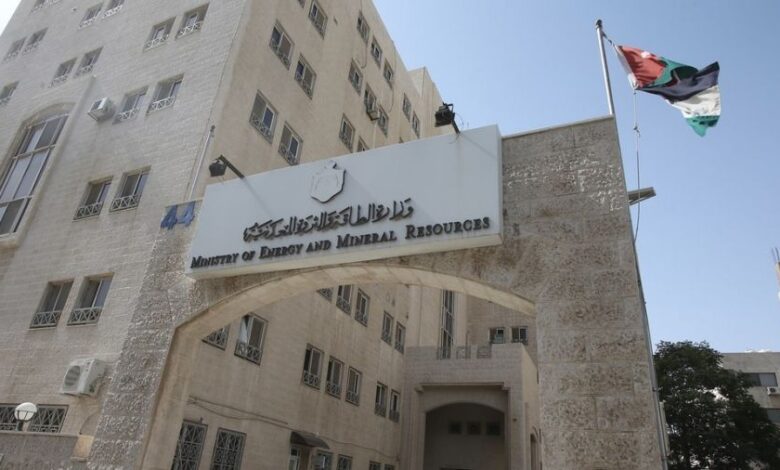 الطاقة تطرح عطاء تصميم وتوريد وتركيب وتشغيل وصيانة أنظمة طاقة شمسية لمواقع تابعة للأمن العام